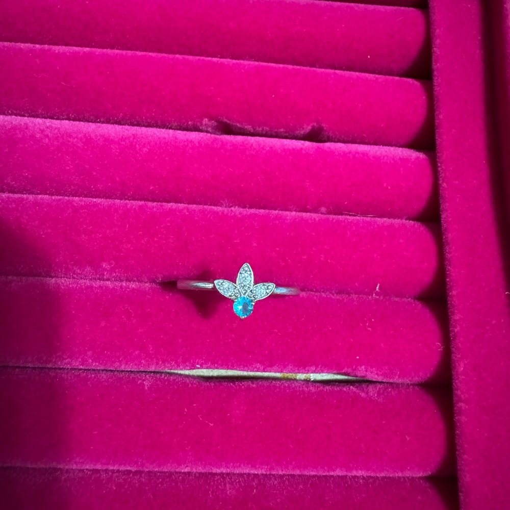 Elegant Silver and Blue Floral Ring